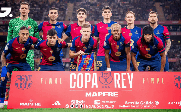 Para pemain Barcelona merayakan kemenangan 3-2 atas Real Madrid di final Copa del Rey 2025 dengan mengangkat trofi di atas podium