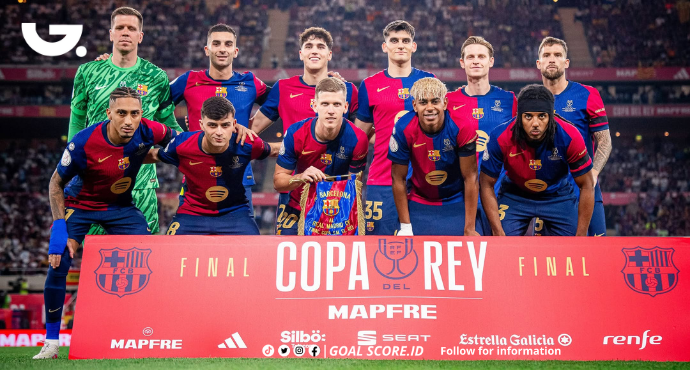 Para pemain Barcelona merayakan kemenangan 3-2 atas Real Madrid di final Copa del Rey 2025 dengan mengangkat trofi di atas podium