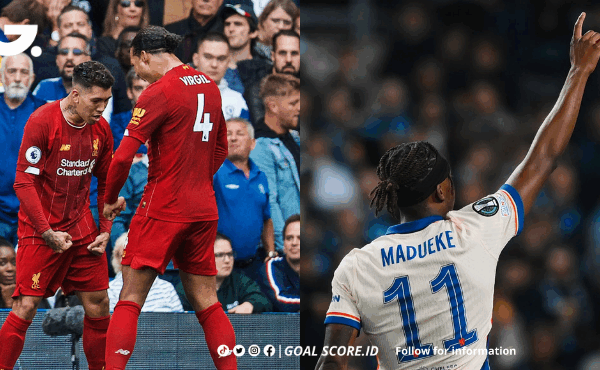 Pemain Chelsea merayakan gol di depan suporter saat pertandingan Liga Inggris di Stamford Bridge