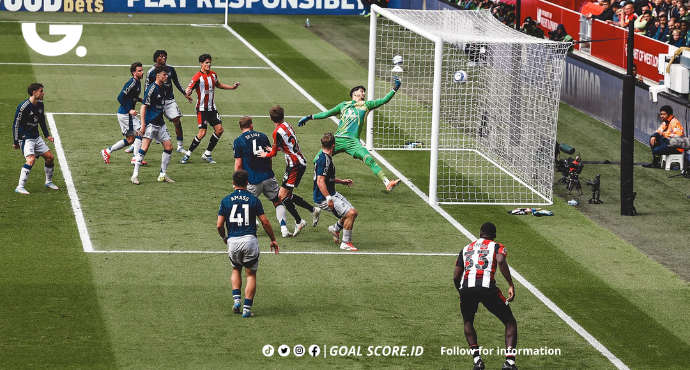 Pemain Brentford merayakan gol ke gawang Manchester United di Liga Inggris